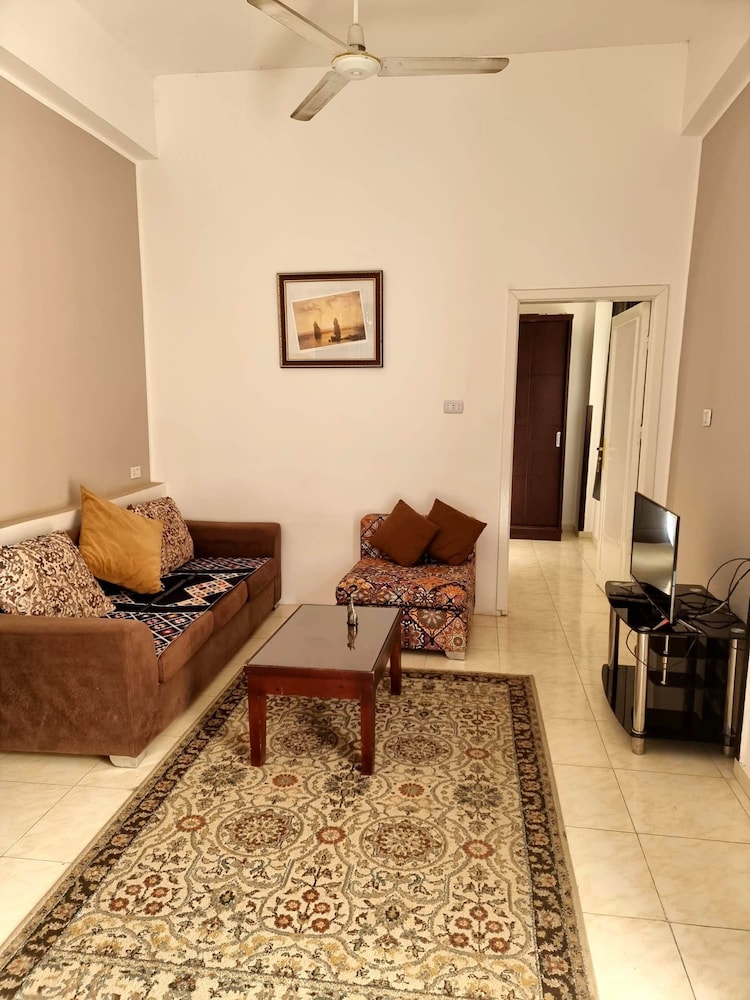 Deluxe Studio Suite, 1 Queen Bed, Pool View photo 1