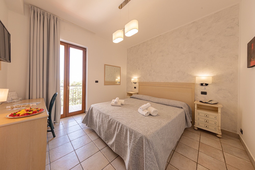 Superior Double or Twin Room, Sea View - Photo 1