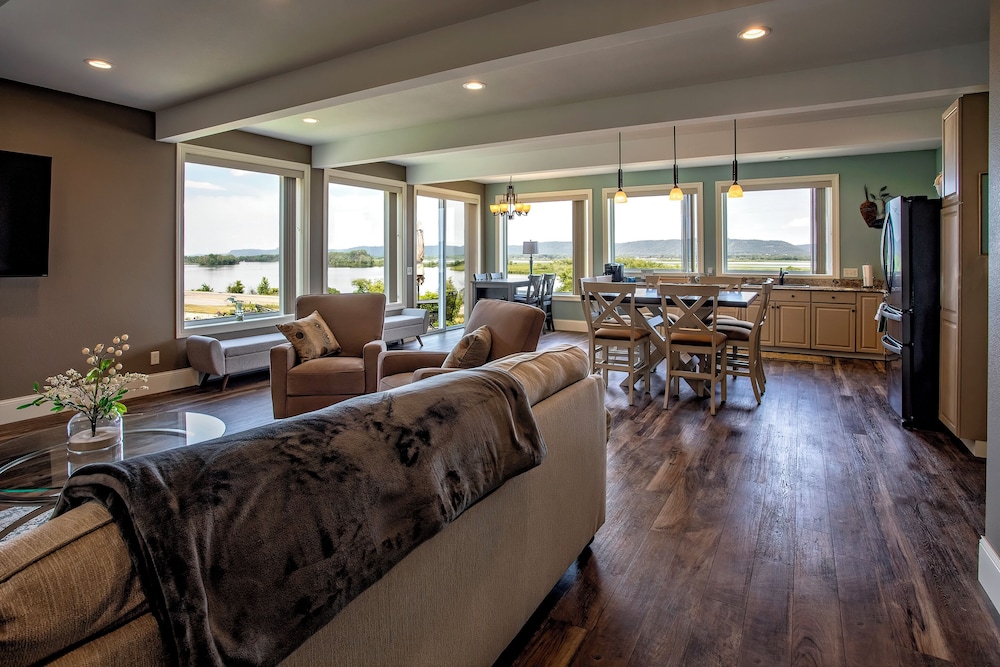 Panoramic House photo 2