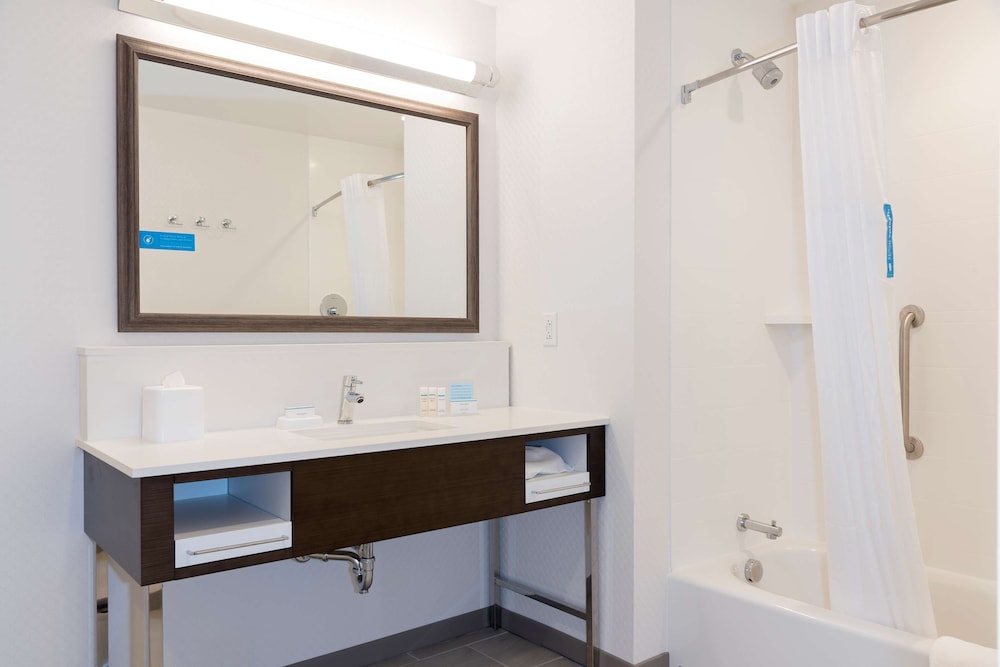 Studio, 2 Queen Beds, Refrigerator & Microwave (Wet bar)