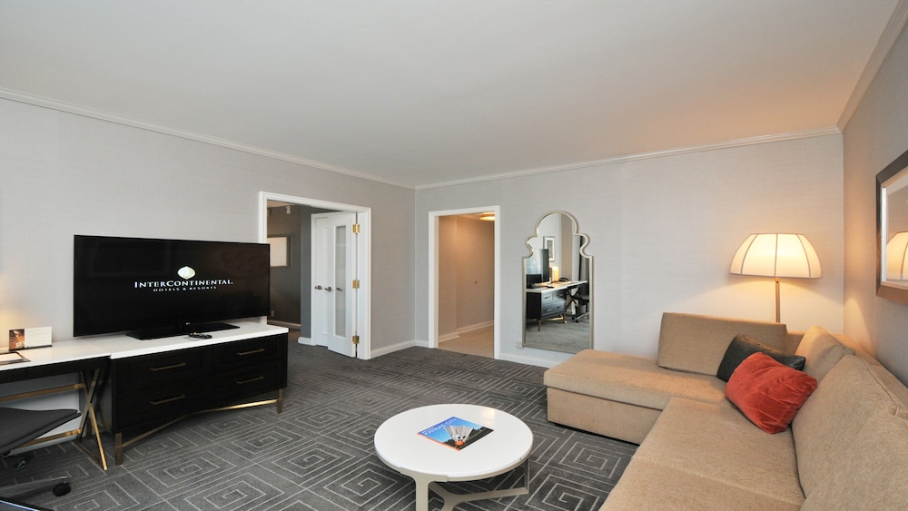 Suite, 1 Bedroom, Balcony (Plaza View) - Photo 9