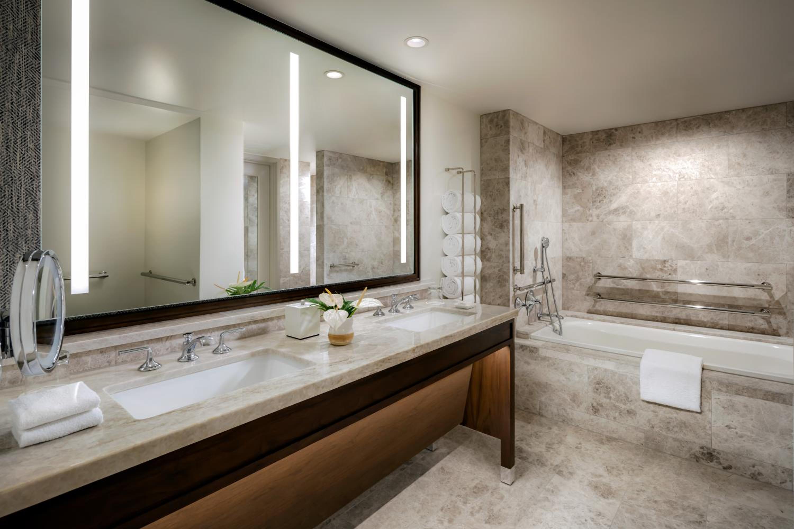 Ocean View Suite With One King Bed And Sofa Bed - Mobility Accessible/tub