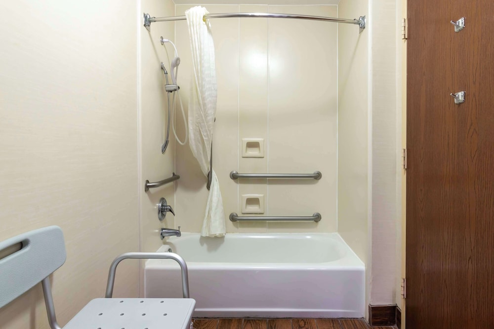 Standard Room, 1 King Bed, Accessible, Non Smoking photo 3