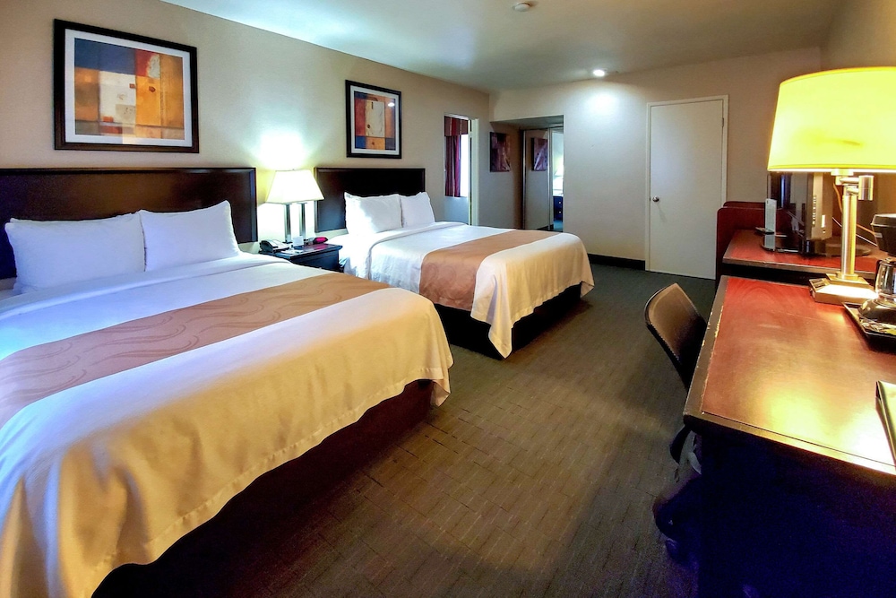 Suite, 2 Queen Beds, 1 Double Bed, Non Smoking - Photo 5