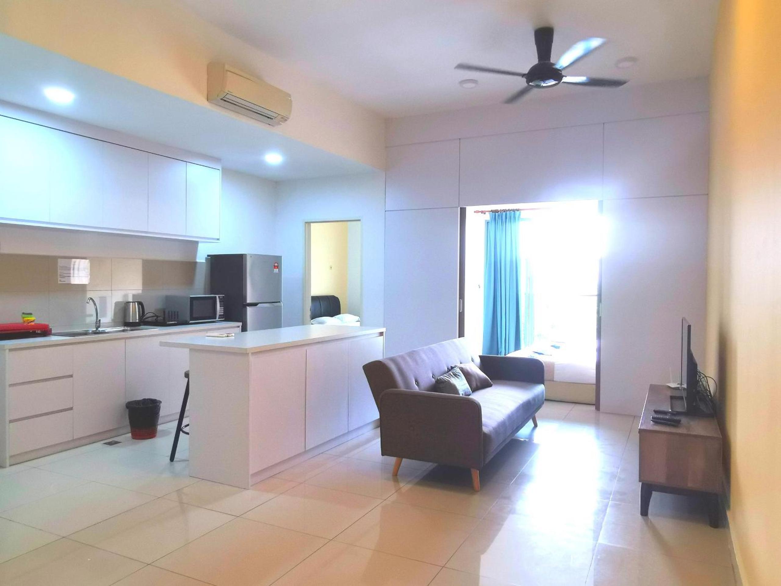 Three-Bedroom Apartment with Balcony photo 3