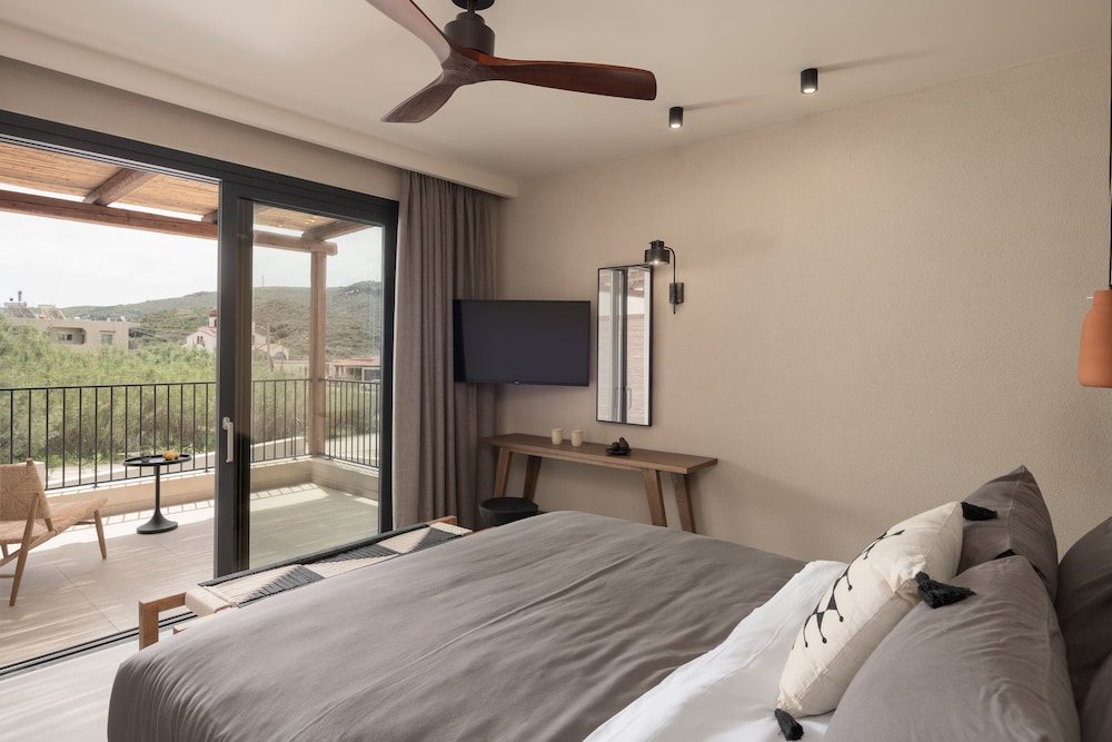 Standard Double or Twin Room, Partial Sea View photo 3