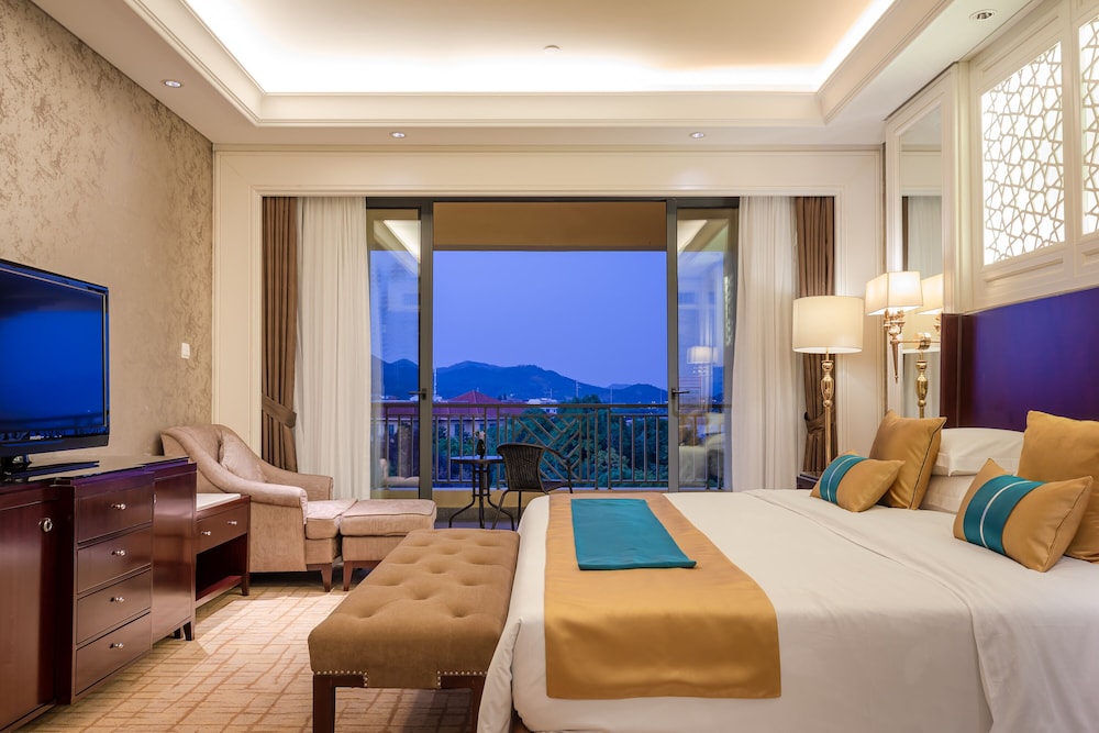 Deluxe Room with Garden View photo 3