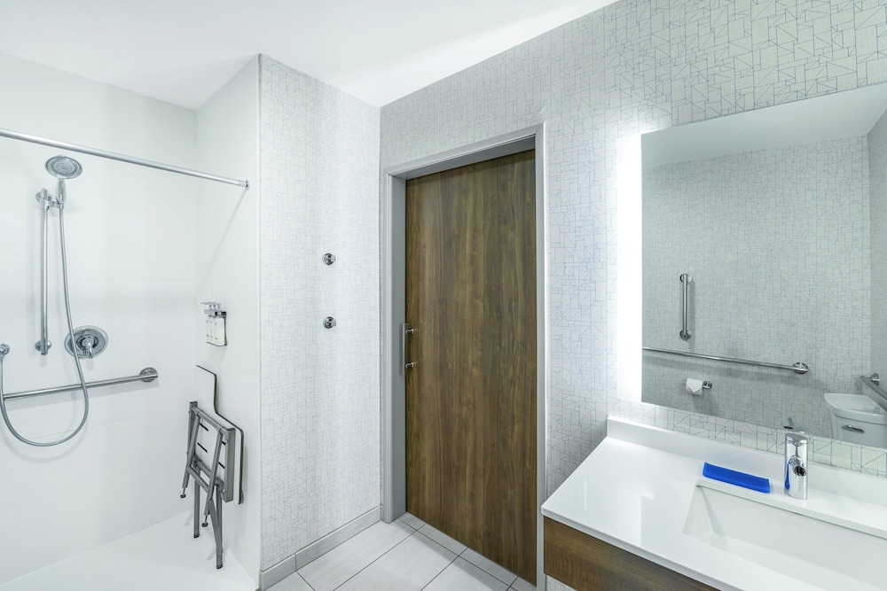 Suite, 1 King Bed, Accessible (Mobility, Roll-In Shower) - Photo 5