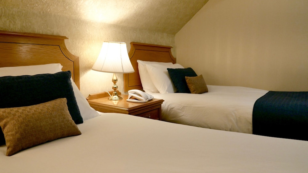 Basement Twin Room photo 2