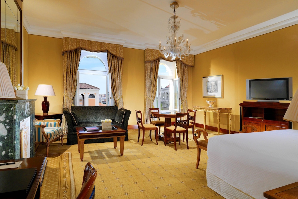 Grand Room, 1 King Bed thumbnail 5