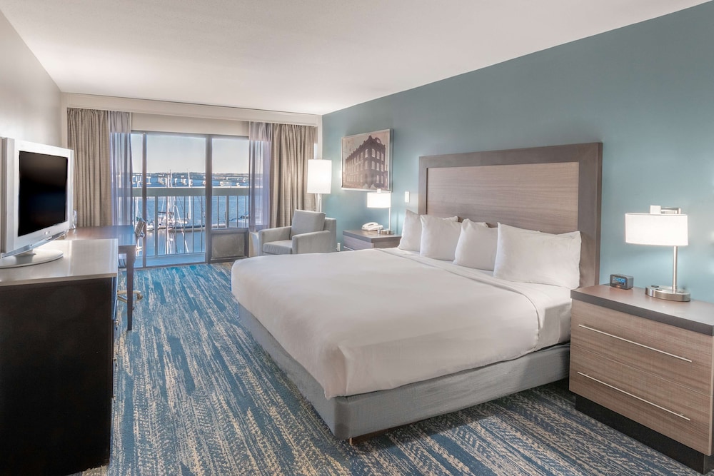 One Bedroom Suite, One King Bed, River View photo 2