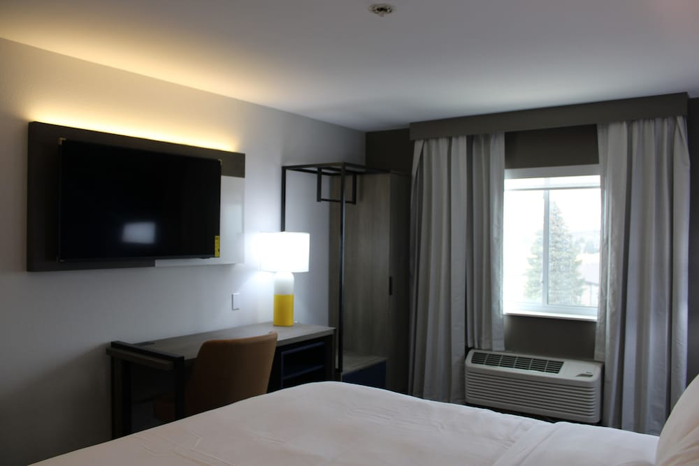 Standard Room, 1 King Bed, Non Smoking - Photo 4