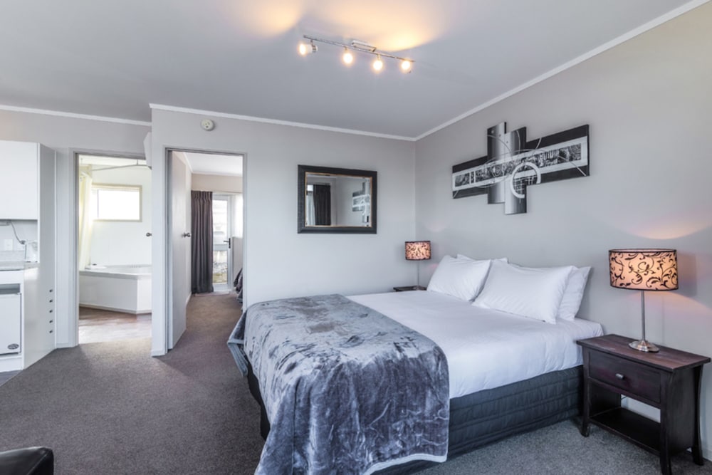 Ground Floor One-Bedroom Suite with spa bath photo 2
