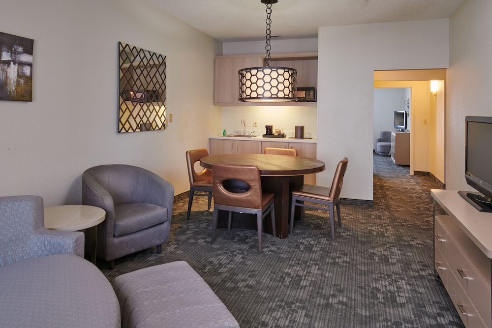 Suite, 1 Bedroom - Photo 3