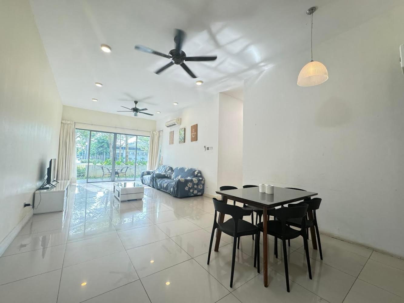 Three-Bedroom Apartment with Balcony photo 2