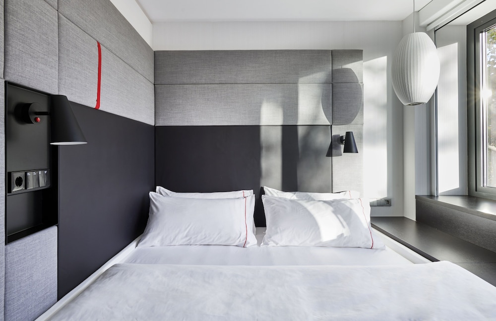 Single Room, 1 Queen Bed thumbnail 6