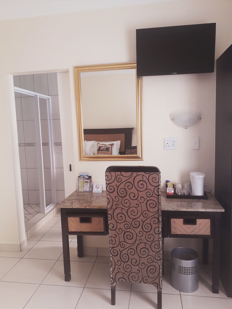 Family Room, Ensuite photo 2