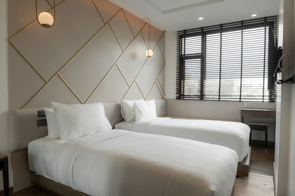 Family Suite, 1 King Bed - Photo 9