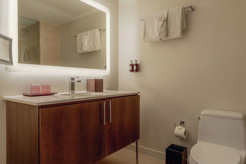 Deluxe Double Room Single Use, 1 Queen Bed, Poolside (Upper Floor)