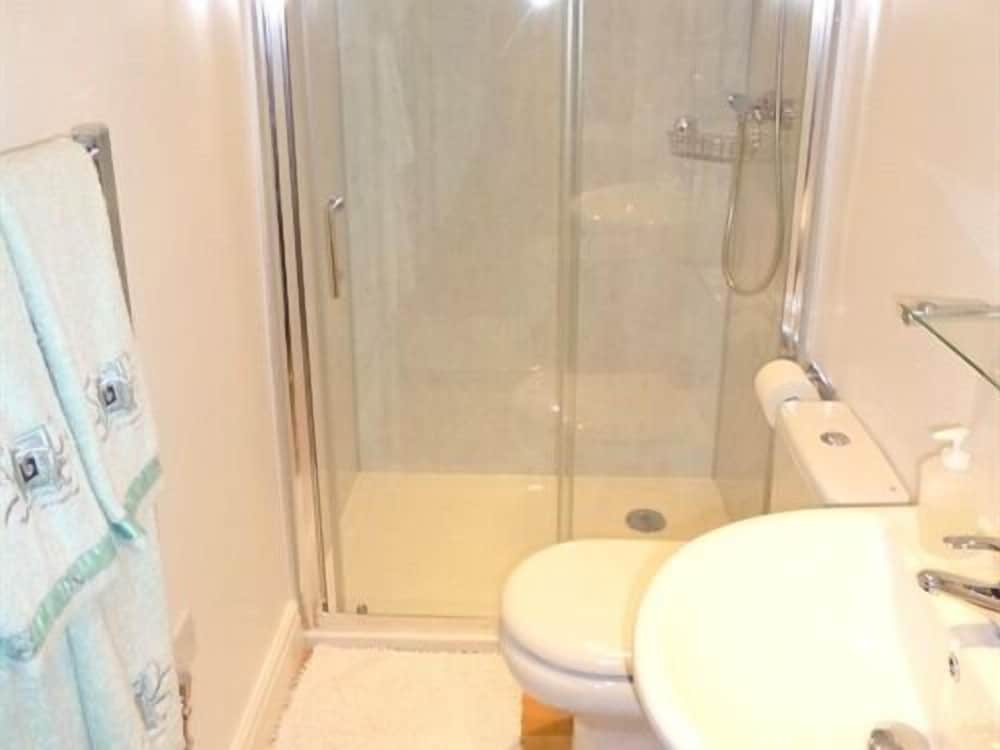Twin Room, Ensuite photo 3