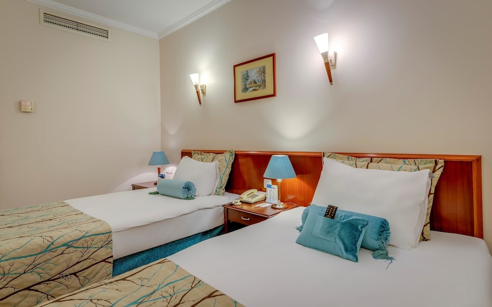 Standard Room, 1 King Bed, Non Smoking (Converts to 2 Twin Beds) thumbnail 6