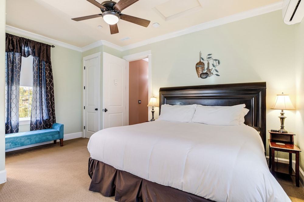 Romantic Suite, 1 King Bed, Fireplace, Garden View