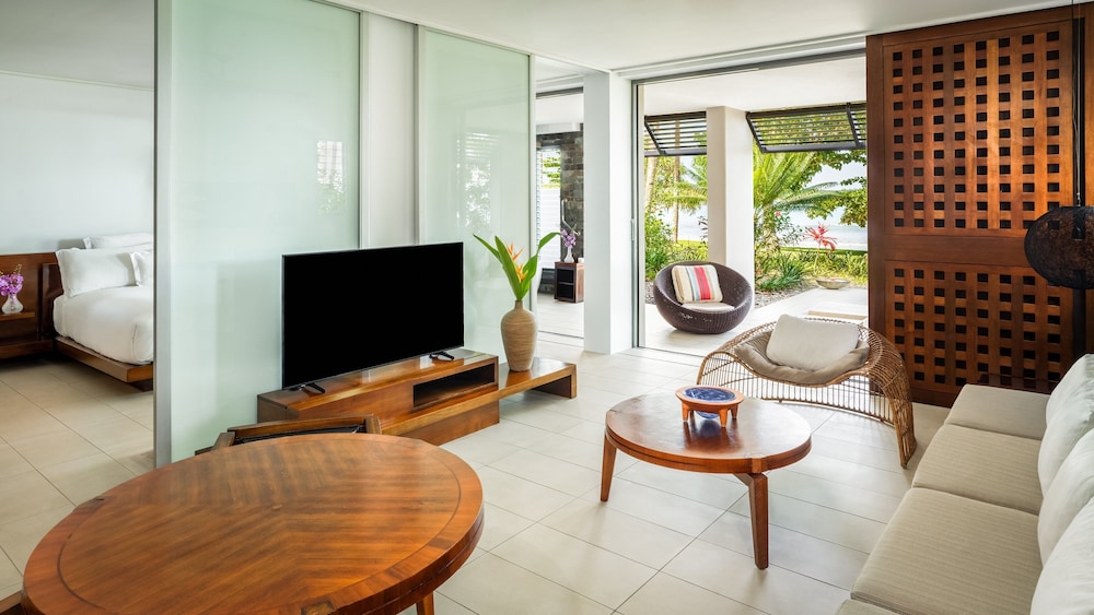 Room, 1 King Bed, Ground Floor (Beachfront) photo 5