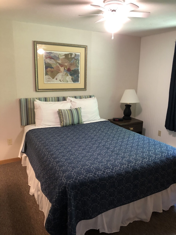One Bedroom Cottage : One Queen Bed and pull out sofa