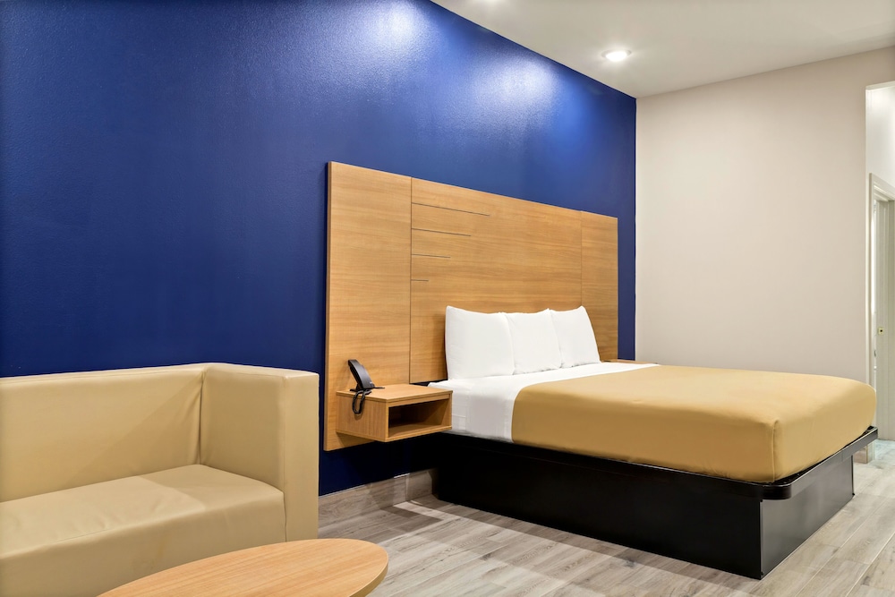 Basic Room, 1 King Bed, Non Smoking - Photo 2