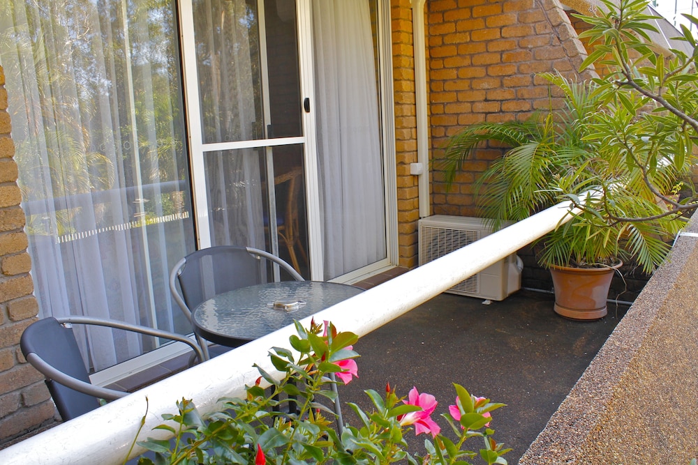 Superior Room, 1 Queen Bed, Pool View - Photo 3