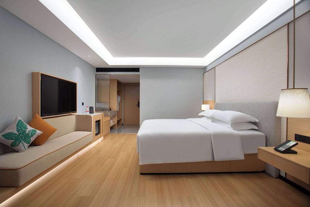 Deluxe Room, 1 King Bed, Non Smoking, City View