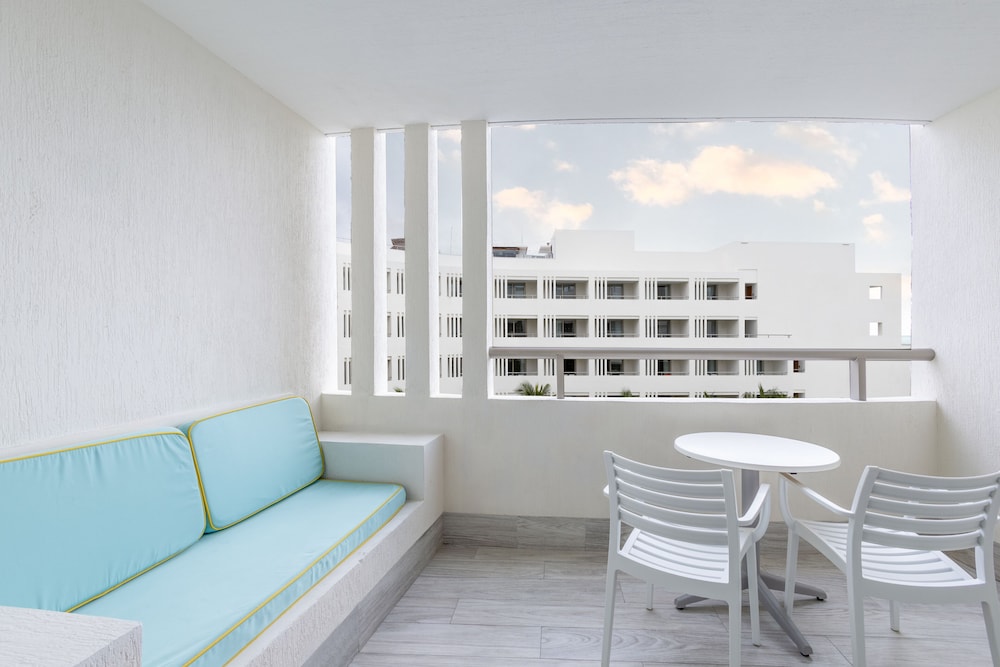 Deluxe Room, 2 Double Beds, Ocean View thumbnail 5