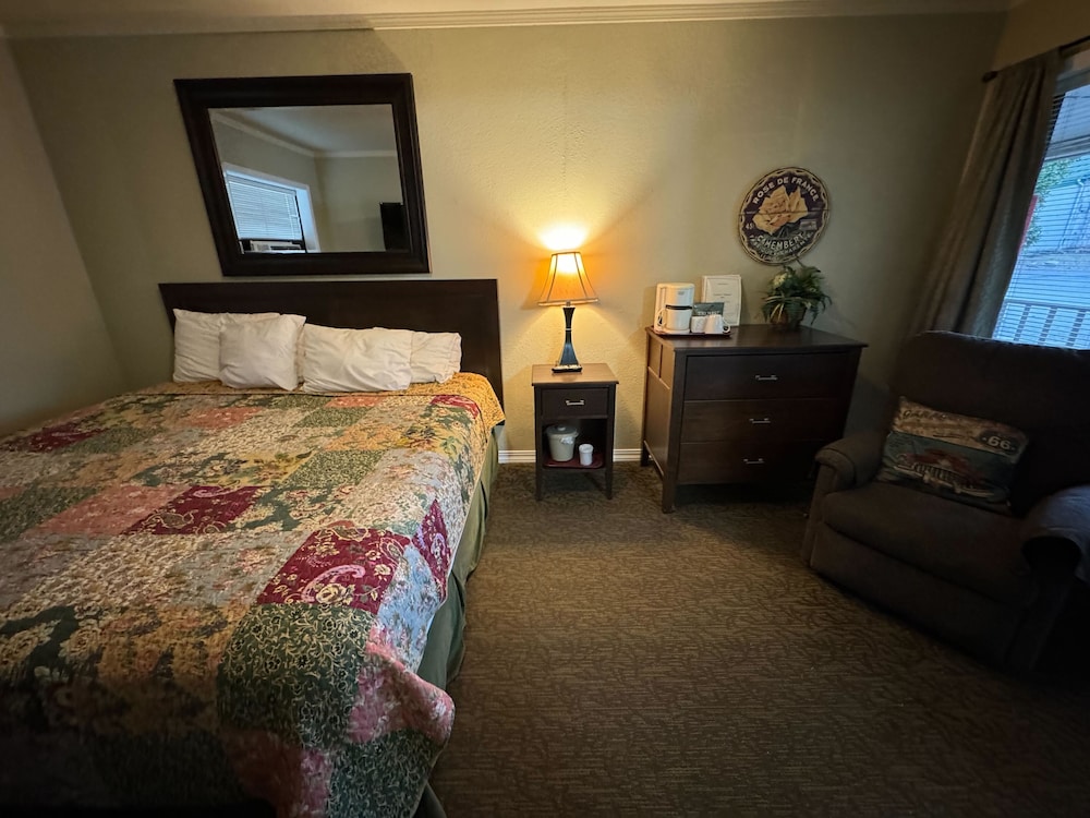 Basic Room, 1 King Bed, Non Smoking - Photo 1