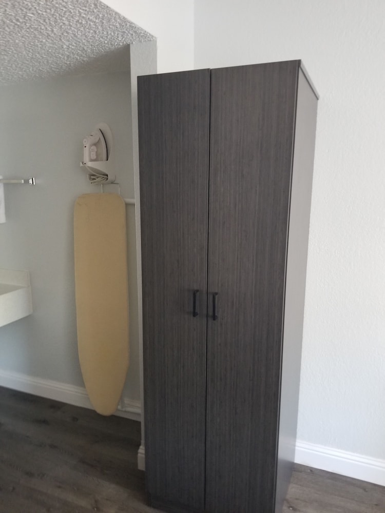 Standard Room, 1 King Bed, Non Smoking, Kitchenette - Photo 8