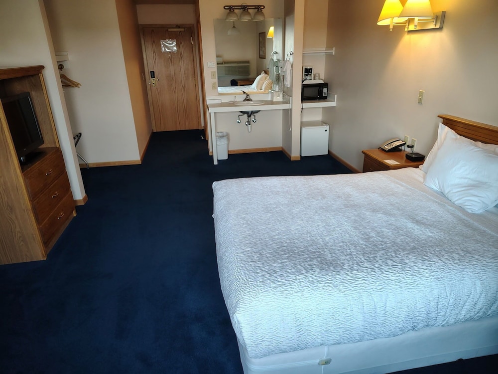 Standard Room, 1 Queen Bed, Roll-in Shower