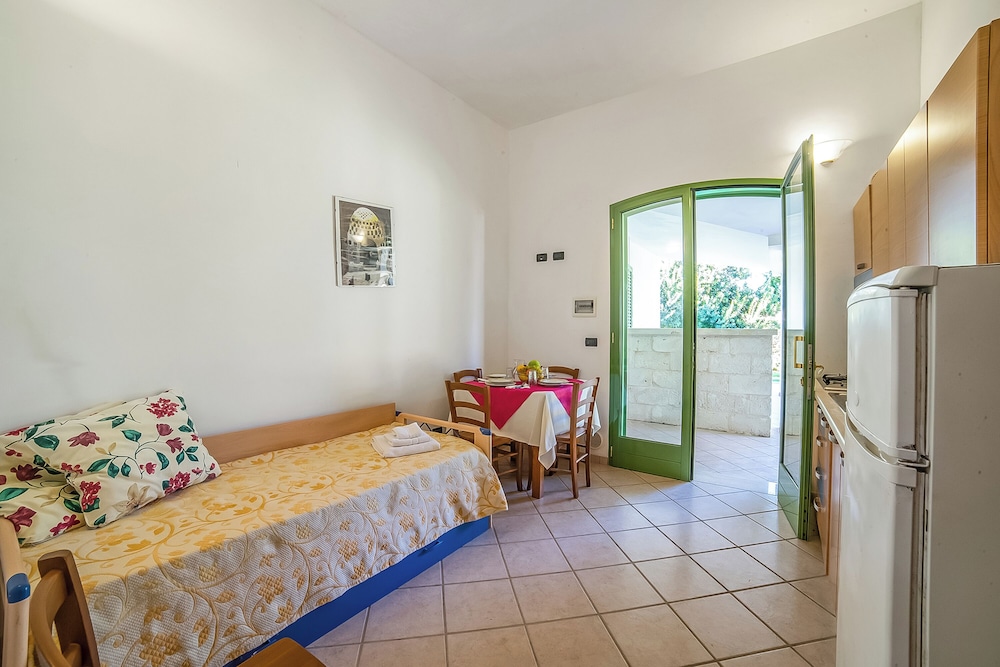 Family Apartment, Multiple Bedrooms (Borgo Primizia B4 Pool And Sea)