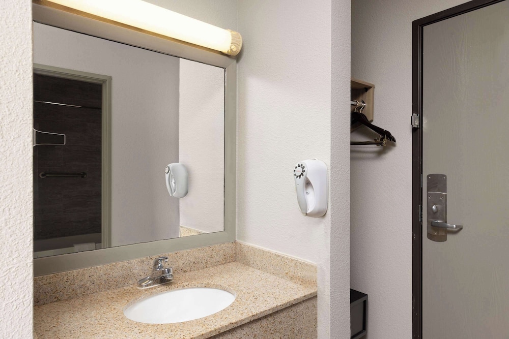 Suite, Multiple Beds, Non Smoking - Photo 4
