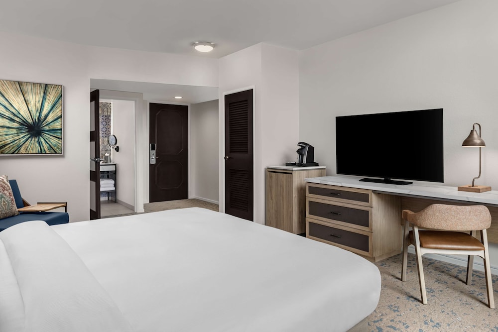 Room, 1 King Bed, Accessible, Bathtub photo 3