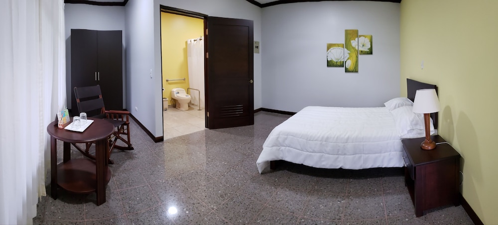 Room, 2 Double Beds photo 3