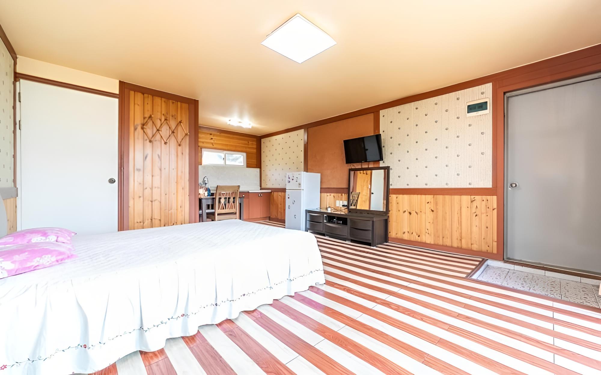 Room (Emerald Room (36 Beds)) photo 1