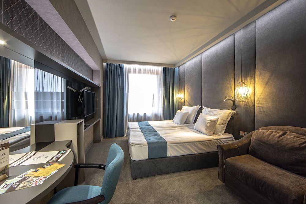 Deluxe Double Room (2 adults & 1 child)