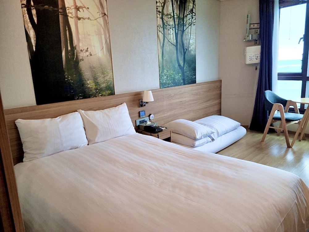 [Party Pkg] Ocean Deluxe Ondol Double - Lounge Pub Credit Krw 15,000 + 12:00 Checkout + 2 Americano