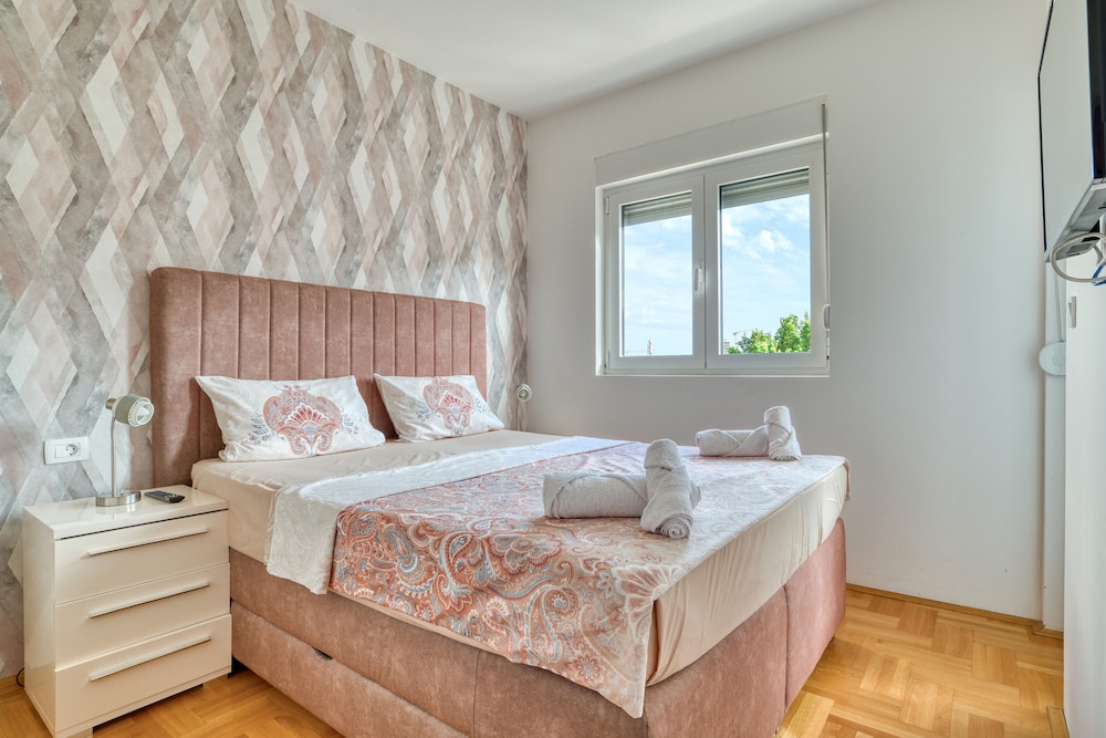 Deluxe Apartment, Partial Sea View
