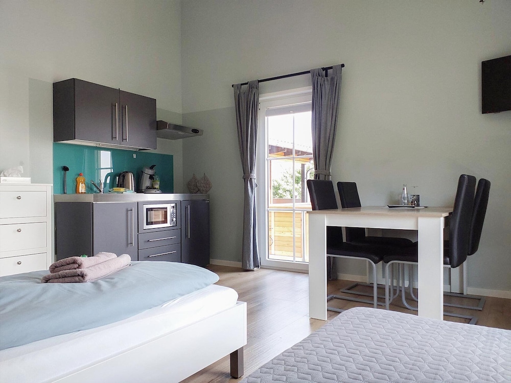 Deluxe Studio Suite, Kitchen, Garden View (3)