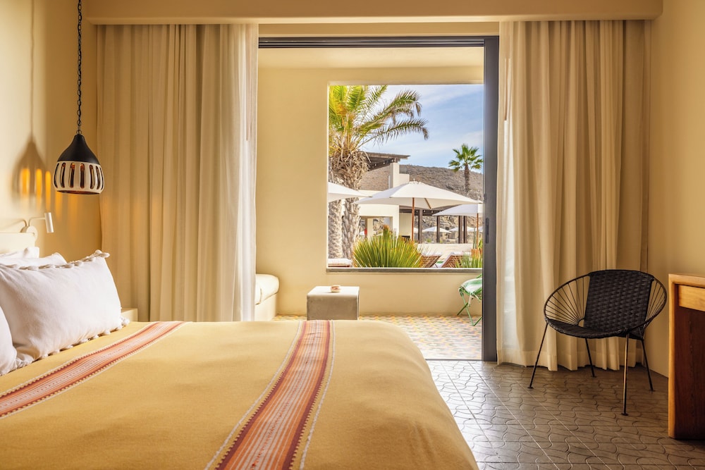 Room, 1 King Bed, Poolside