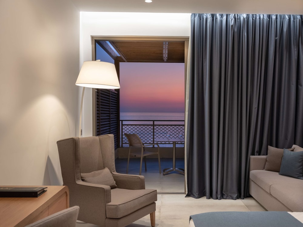 Signature Double Room, Sea Facing thumbnail 6