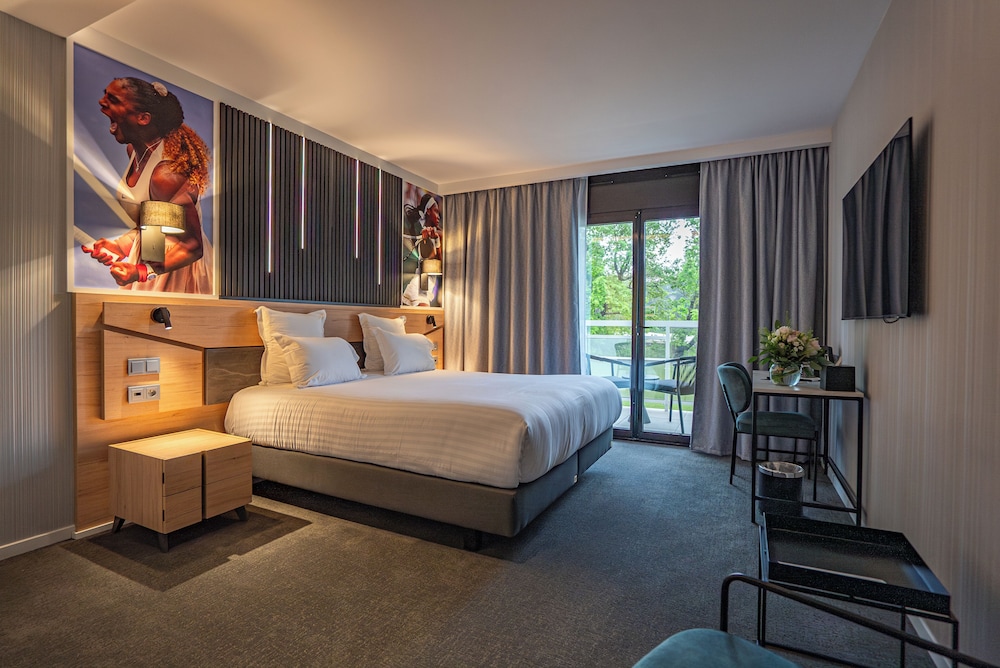 Double or Twin Superior Renovated Room, Pool or Tennis view - Photo 4