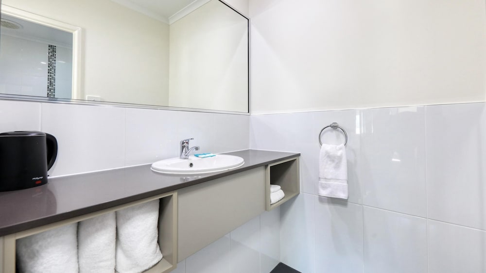 Deluxe Room, Multiple Beds, Non Smoking - Photo 6