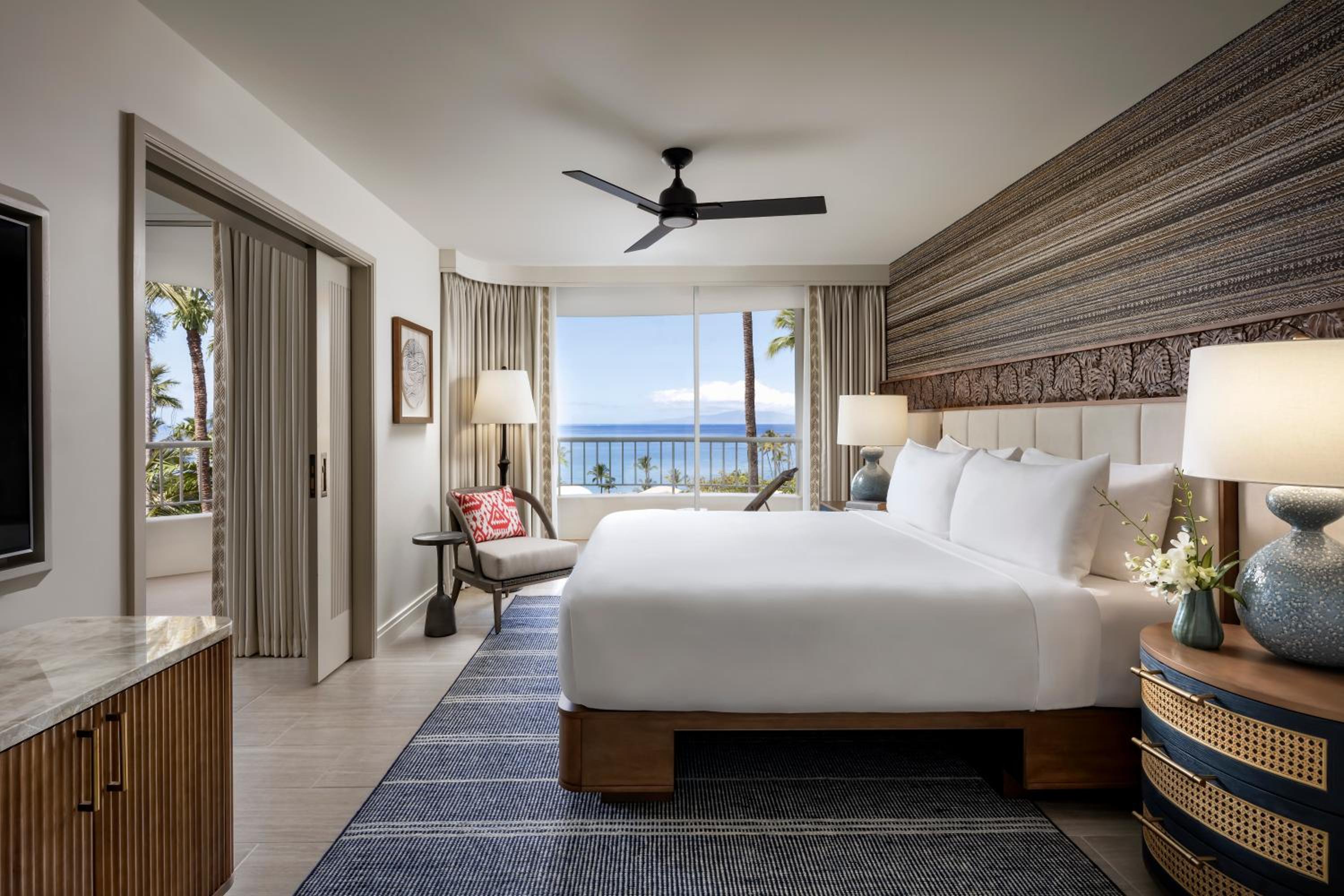 Ocean View Suite With One King Bed And Sofa Bed - Mobility Accessible/tub