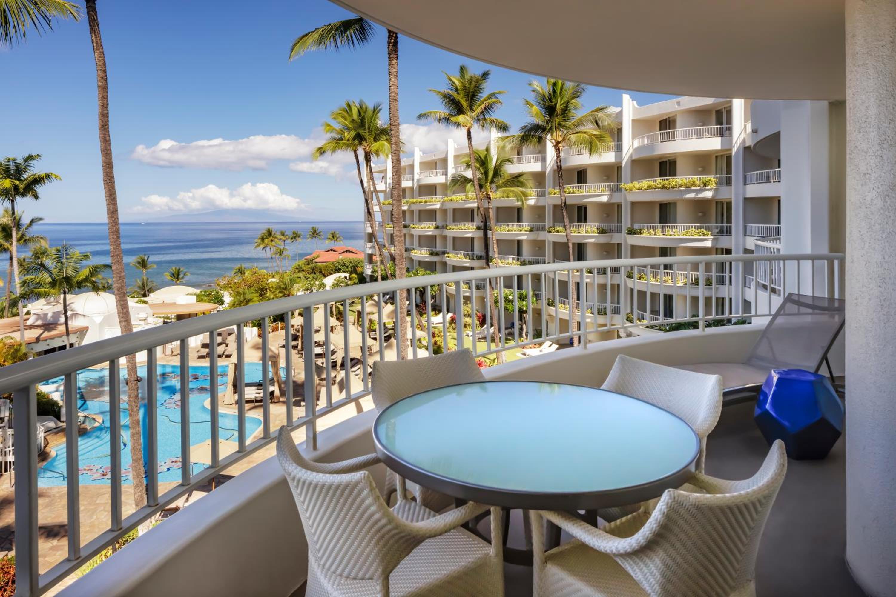 Deluxe King Room with Tub and Ocean View - Mobility Accessible